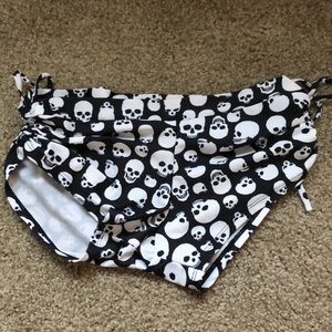 Onzie skull yoga shorts